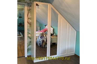 001 Встроенная мебель на мансарде со скошенным потолком.
Фасады: МДФ белый, пленка.
ЛДСП Egger: W980 Белый базовый, SM
