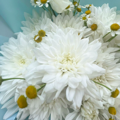 Букет из кустовой хризантемы и ромашек