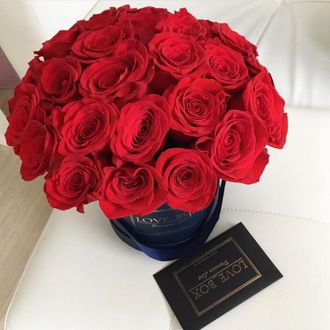 Букет в шляпной коробке с красными розами S