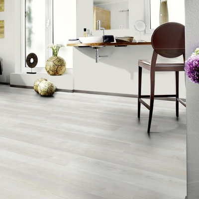 Виниловый пол Wineo 400 Wood Dream Pine Light DB00105 в интерьере ванной