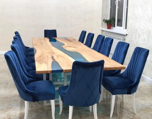 Стол-река из слэбов карагача с рекой голубого цвета, банкетный. Работа spilcenter.com, г.Грозный.