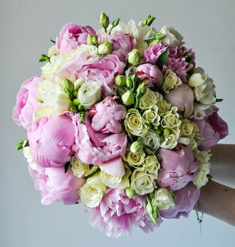 Букет невесты с розовыми пионами