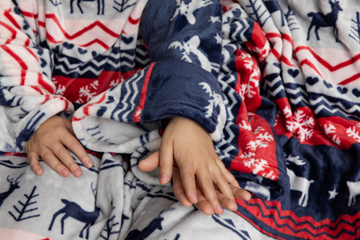 Парный плед с рукавами "Зимняя сказка" из велсофта (микрофибры)