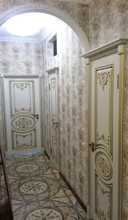 Три двери в коридоре