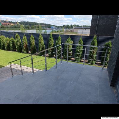 Ограждение крыльца из нержавеющей стали. Поручень и стойки 40х40 и три ригеля Ф16мм