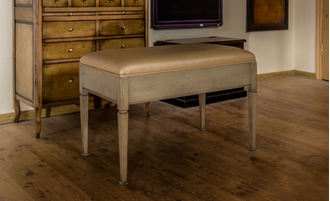 Банкетка малая на прямых точеных ножках с сиденьем из экокожи.