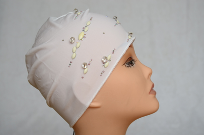 Шапочка из лайкры с украшениями фото