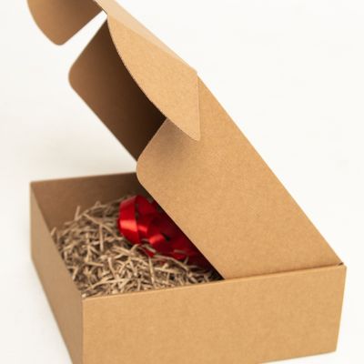 Подарочная коробка GILEV 32х32х12см с наполнителем и красной лентой