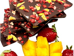 Молочный шоколад манго-клубника