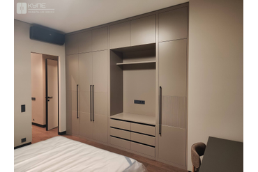 077 Шкаф распашной в спальне с нишей для телевизора. Фасад: МДФ эмаль покраска NSC S4005-Y50R + реечная фрезеровка. Корпус: ЛДСП Egger U727 ST9 Серый камень. 