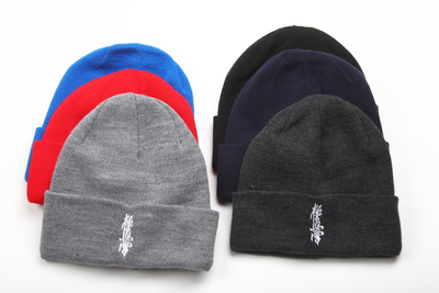 Шапочка вязаная с вышивкой иероглифа