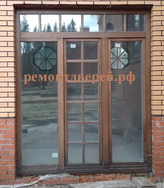 До реставрации. Низ окна сгнил и стал серым. Лак легко отслаивается