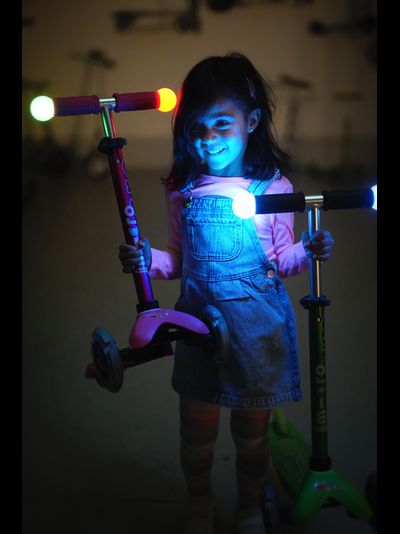 Самокат Mini Micro Deluxe Magic розовый LED