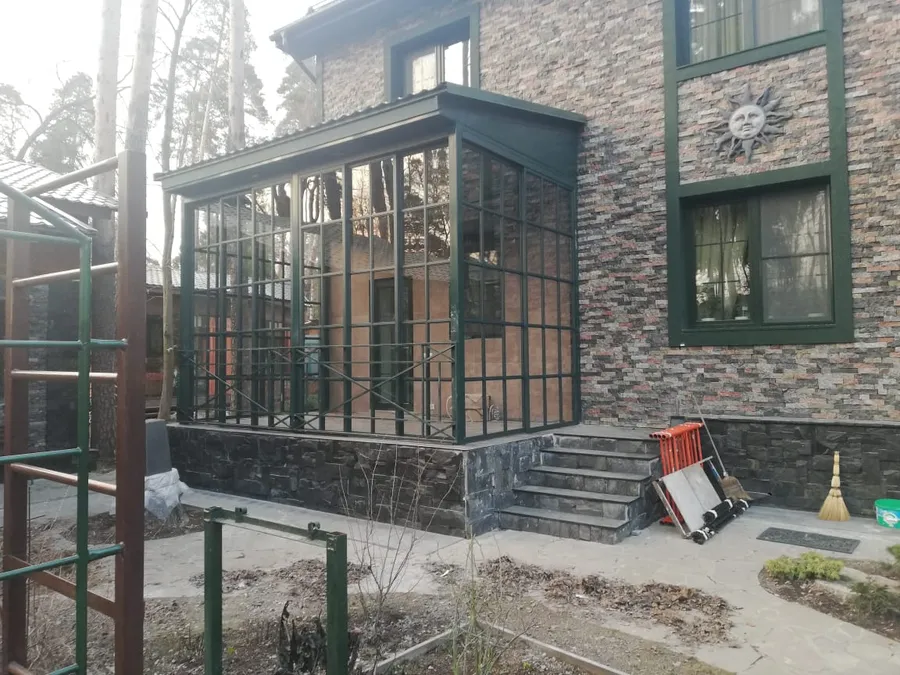 Ограждение веранды раздвижными перегородками из нержавеющей стали