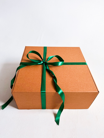 Огромная подарочная коробка GILEV 45х45х20см с зеленой лентой и наполнителем крафт