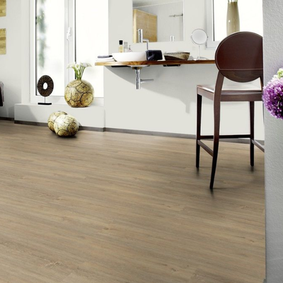 Виниловый пол Wineo 400 Wood Paradise Oak Essential MLD00112 в интерьере ванной