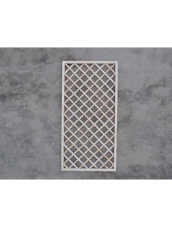 Фото демонстрирует шпалеру из дерева (1000×2000 мм) — опору для роз, клематисов, винограда и других