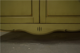 Двухстворчатый комод с 2 ящиками.