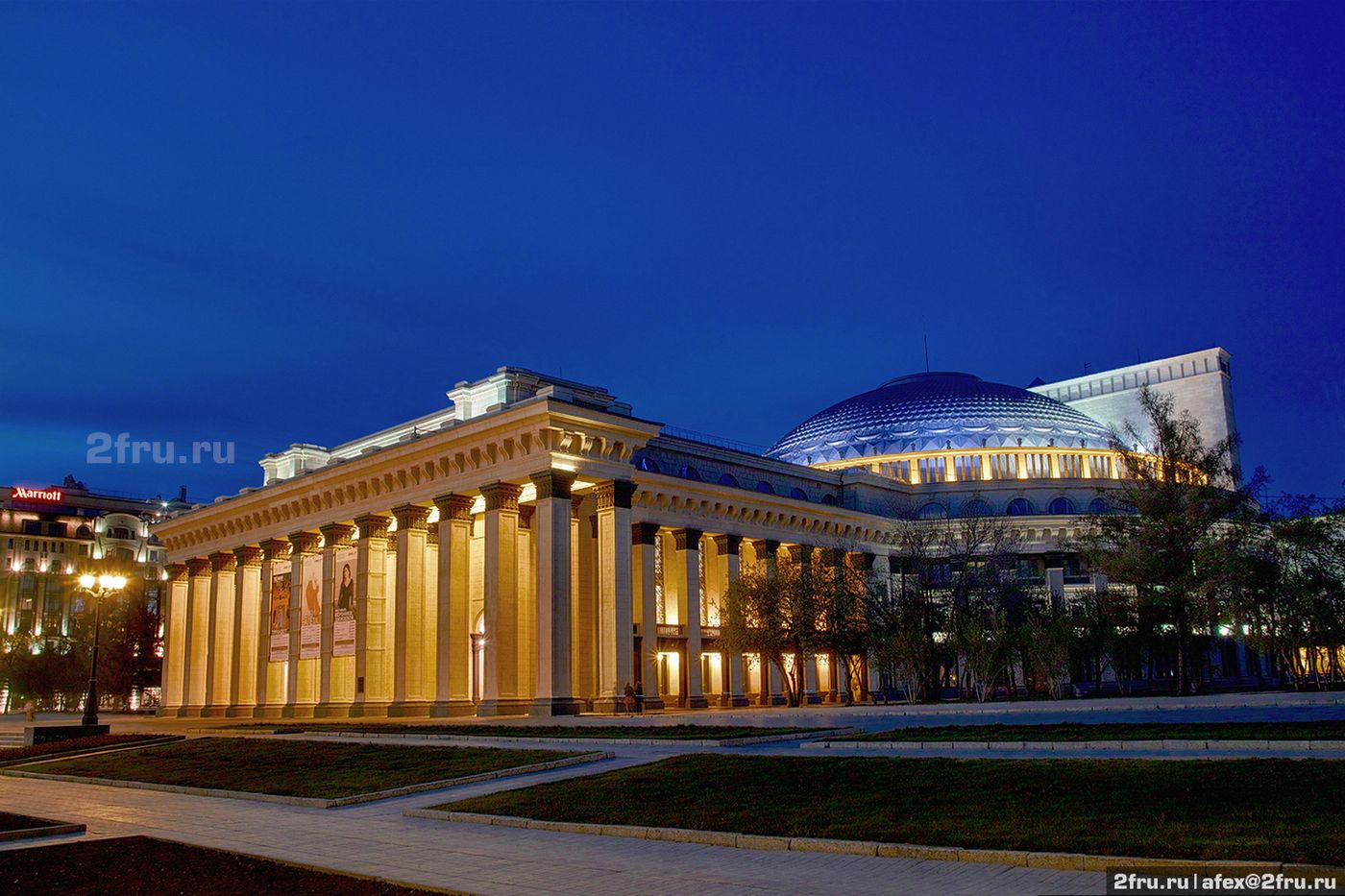 Новосибирский театр оперы и балета вечером с подсветкой