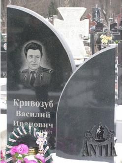 На фото двойной памятник на могилу полукруглый в СПб