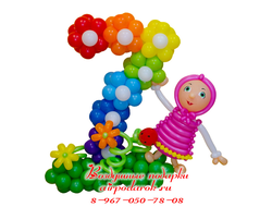 Яркая цифра 7 из разноцветных цветочков с веселой Машей