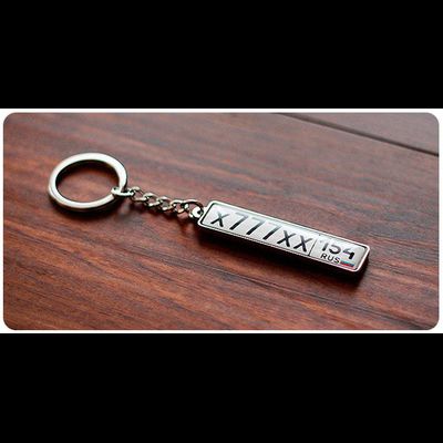 КОМПЛЕКТ 10 ШТ.: БРЕЛОК ГОС. НОМЕР АВТО. С БОРТИКАМИ «УСИЛЕННОЕ КРЕПЛЕНИЕ» — СЕРЕБРО. 50,9*10,6 мм.