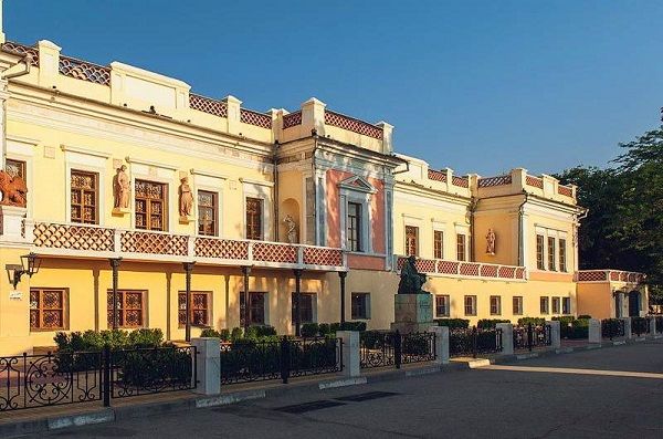 На набережной Феодосии расположена Национальная картинная галерея им. И.К. Айвазовского