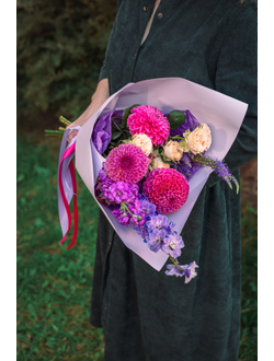 Букеты с георгинами и дельфиниумом