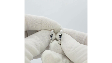 Обручальные кольца из белого золота классической формы.