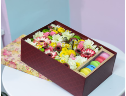 Коробка с цветами и пирожным макаронс