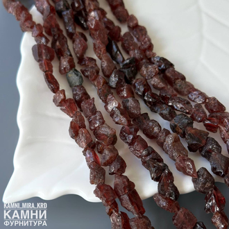 Гранат альмандин дикие малые кусочки 9-11,1х4-7 мм, цена за нить 19 см
