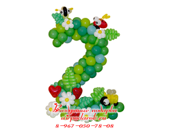 Цифра 2 выполненная в лесной тематике, с ягодками, цветочками и букашками