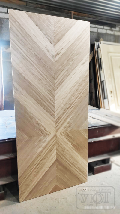 №5. Внутренняя накладка на входную дверь: наборный шпон Ясеня «Ёлочка» под лаком.