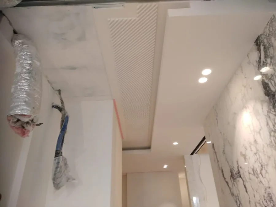 Смонтированные и покрашенные потолочные панели.