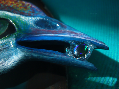 "Радужный Клуриконский Павлин", крупная брошь с природным опалом и янтарём