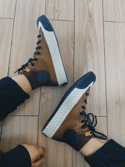 Кожаные кеды Конверс коричневые высокие 169362C на ногах фото