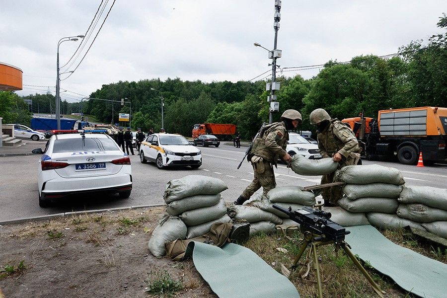 Москва, 24 июня. Военнослужащие сооружают блокпост из мешков с песком. Фото: Андрей Любимов, РБК