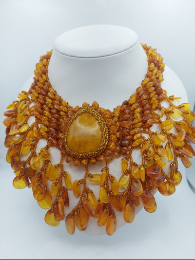 Колье из желто-коричневого янтаря и бисера, с цельным камнем из натурального янтаря