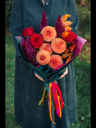 Букет с оранжевыми георгинами