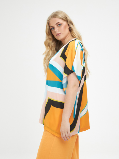 Яркая летняя блуза с красочным принтом