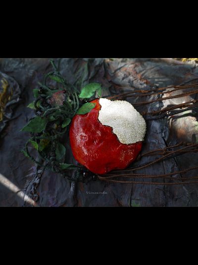 Комплект фэнтези-украшений "Яблочко Белоснежки" (парадное колье и крупные серьги)