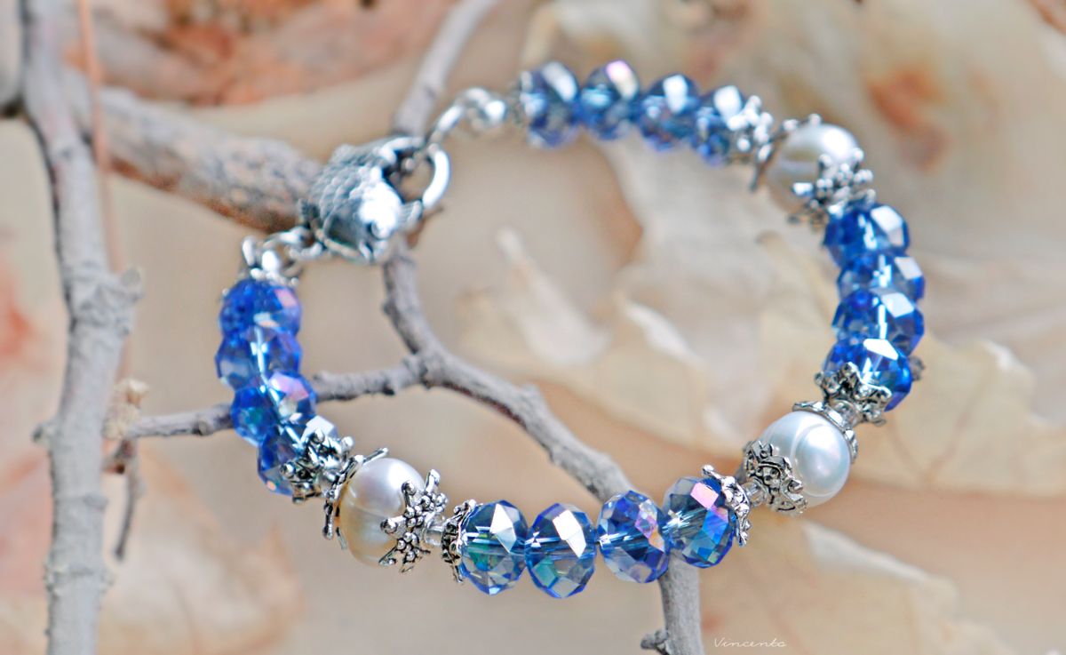 Купить голубой браслет в подарок девушке. Браслет с жемчугом и кристаллами.