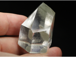 Кварц горный хрусталь с фантомами и хлоритом, кристалл полированный, Бразилия (38*29*26 мм, 40 г) №36851