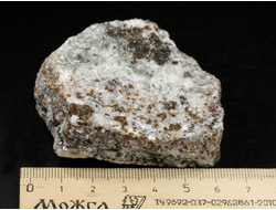 Хондродит в породе, необработанный образец, Россия, Каpелия (64*56*26 мм, 123 г) №38048