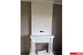 Гипсовая плитка в интерьере с камином