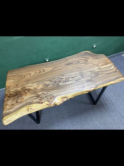 обеденный стол из слэбов карагача с природным краем