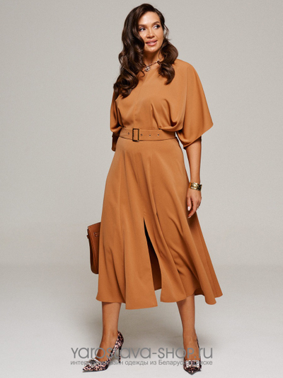 Женское платье из струящейся ткани цвета кэмел