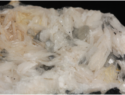 Церуссит, кристаллы на породе, Марокко (51*40*23 мм, 106 г) №28836