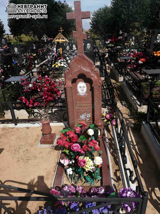 Памятник арка с крестом на могилу 2АР из красного гранита  цветной