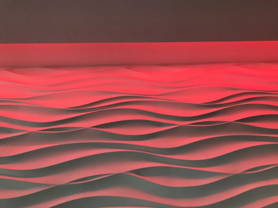 Использование декоративной подсветки при оформлении стены отделанной 3D панелями.